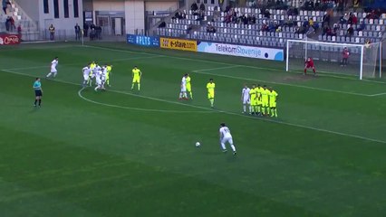 Une merveille de coup-franc en Slovénie