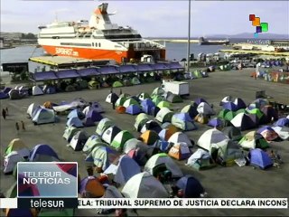 Grecia intenta desalojar el puerto del Pireo para recibir a turistas
