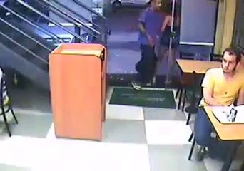 Un homme continue de manger pendant un braquage à main armé