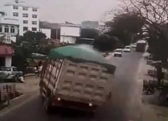 Un chauffeur de poids lourd manque de tuer un enfant sur une route en Chine