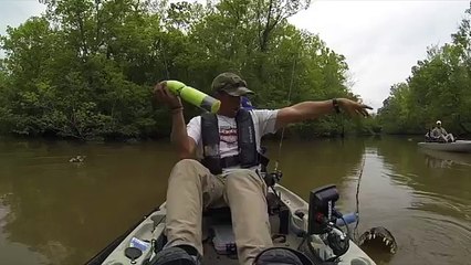 Ce pêcheur va avoir une sacrée surprise