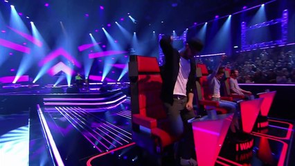 La juge est émerveillée par sa voix, mais quand elle voit qui il est, elle SEFFONDRE