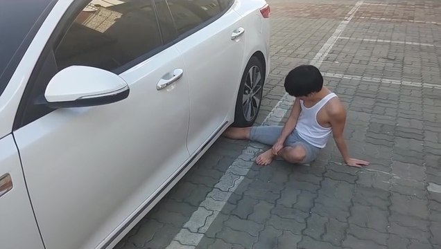 Un jeune se laisse volontairement rouler sur la jambe par une voiture