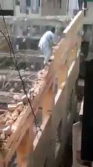 ایک سعودی باشندے نے پاکستانی ورکر کی یہ ویڈیو بنائی ھے جس کو بہت سے سعودیوں نے بہادری کی کمنٹس دی ہیں