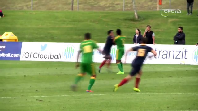 Un arbitre sort six cartons rouges et onze jaunes dans un match de foot
