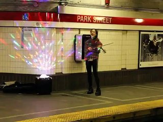 Une violoniste réalise une performance inouïe sur Chandelier dans le métro