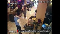 مشاهد صادمة من تونس _  رجل أمن بزيّ مدني قام بتهشيم مقهى و الإعتداء على الحرفاء بعد خلاف كبير