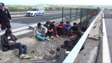 Edirne?de Otoyolda 12 Pakistanlı Kaçak Yakalandı