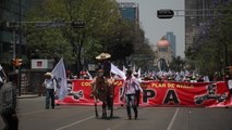 Miles de indígenas marchan por las calles del DF