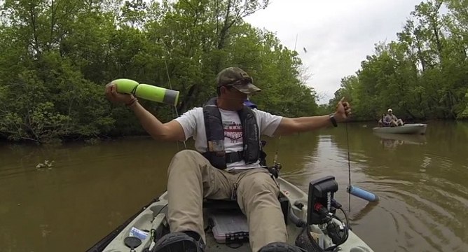 Un pêcheur fait une prise trop flippante