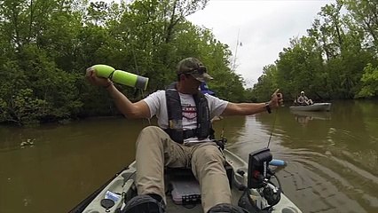 Il pêche un alligator par accident. Terrifiant!