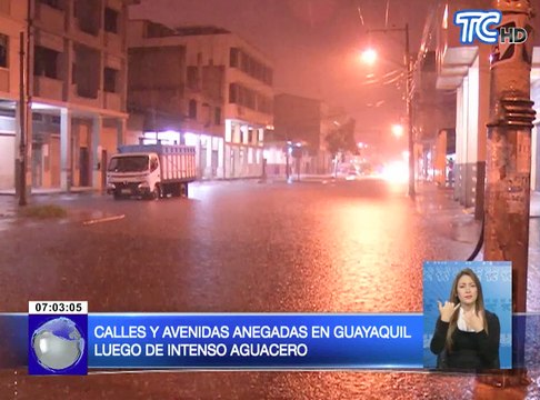Calles y avenidas anegadas en Guayaquil luego de intenso aguacero