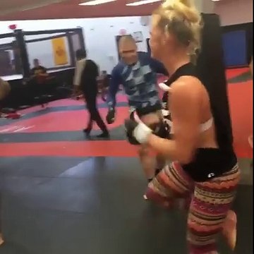 Jon Jones, Holly Holm e Yoel Romero dançando