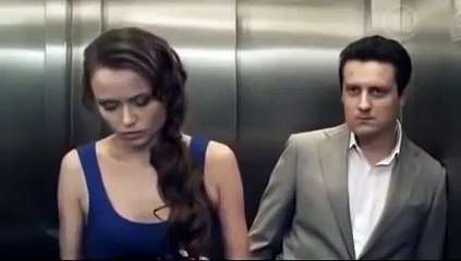 Прикол в лифте)) Ничто не бодрит лучше любимой песни))
