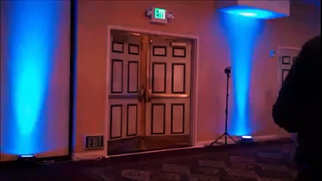 Un marié se rate complètement lors de son entrée spectaculaire