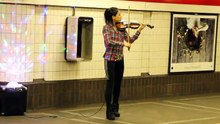 Violinista de rua surpreende no metro de Boston com "Chandelier" da Sia