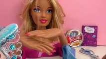 Barbie transformée en la reine des neiges Elsa avec une robe en pâte à modeler intelligent
