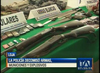 Video herunterladen: Policía decomisa armas, municiones, explosivos y uniformes de uso militar