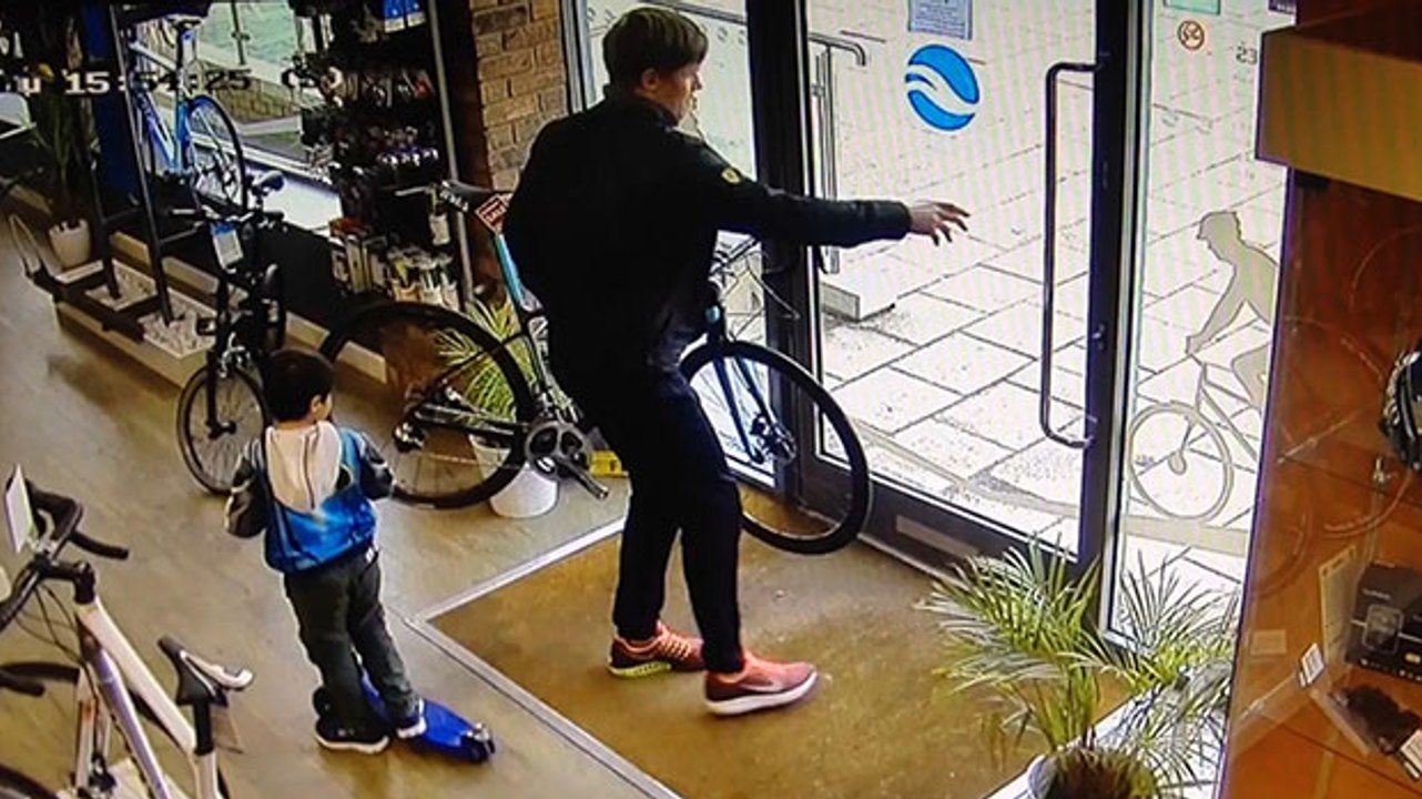 Thief tries to steal racing bike - fails miserably
