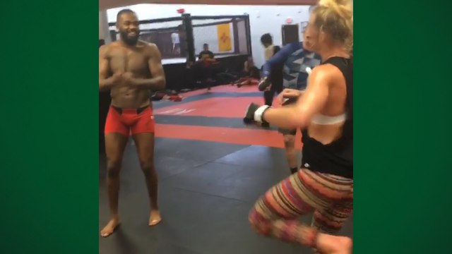 Jones, Holm e Romero se divertem com 'passinho' em treino