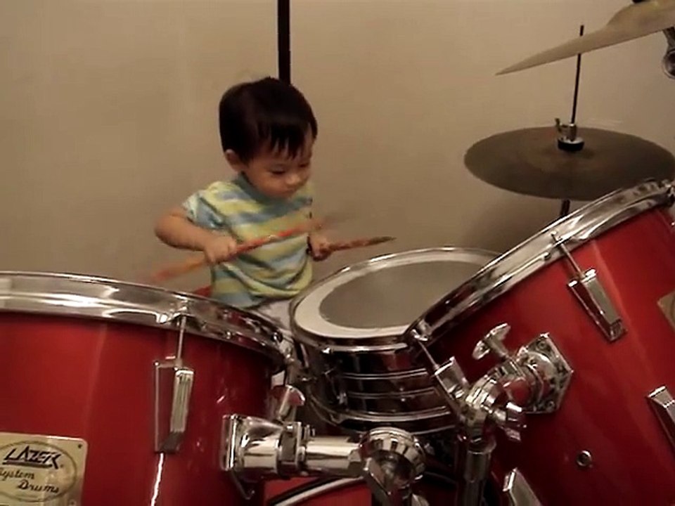 A 23 mois, cet enfant est déjà un batteur talentueux. Incroyable!!