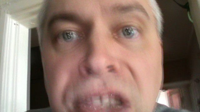 Попугаи замахали вы меня Бег по комнатам Прикол мужик бегает в квартире