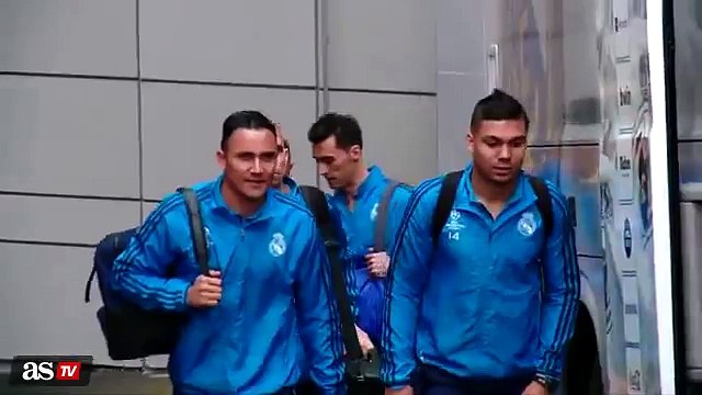 Cristiano Ronaldo honks his horn like there’s no tomorrow at cameramen in front of his car