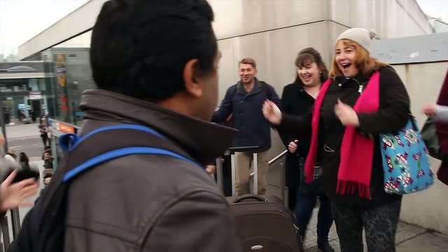 A lovit o femeie pe stradă iar bărbatul în alb a reacţionat aşa... este corect_