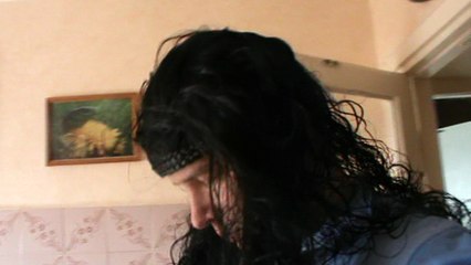 Сестра снимает брата на видеокамеру