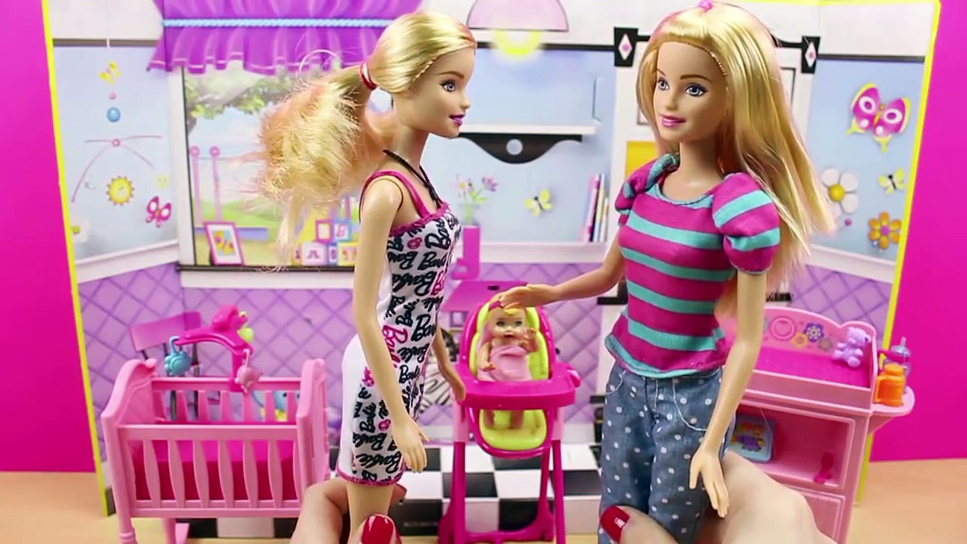 BARBIE canguro de niños en español | Barbie cuida a la muñeca bebé | Babysitter Barbie - Vidéo Dailymotion