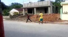 Dos haitianos peleando en las taranas de san Francisco de macoris