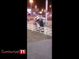 Öfkeli rahip boynundaki haçla sokak ortasında adam dövdü