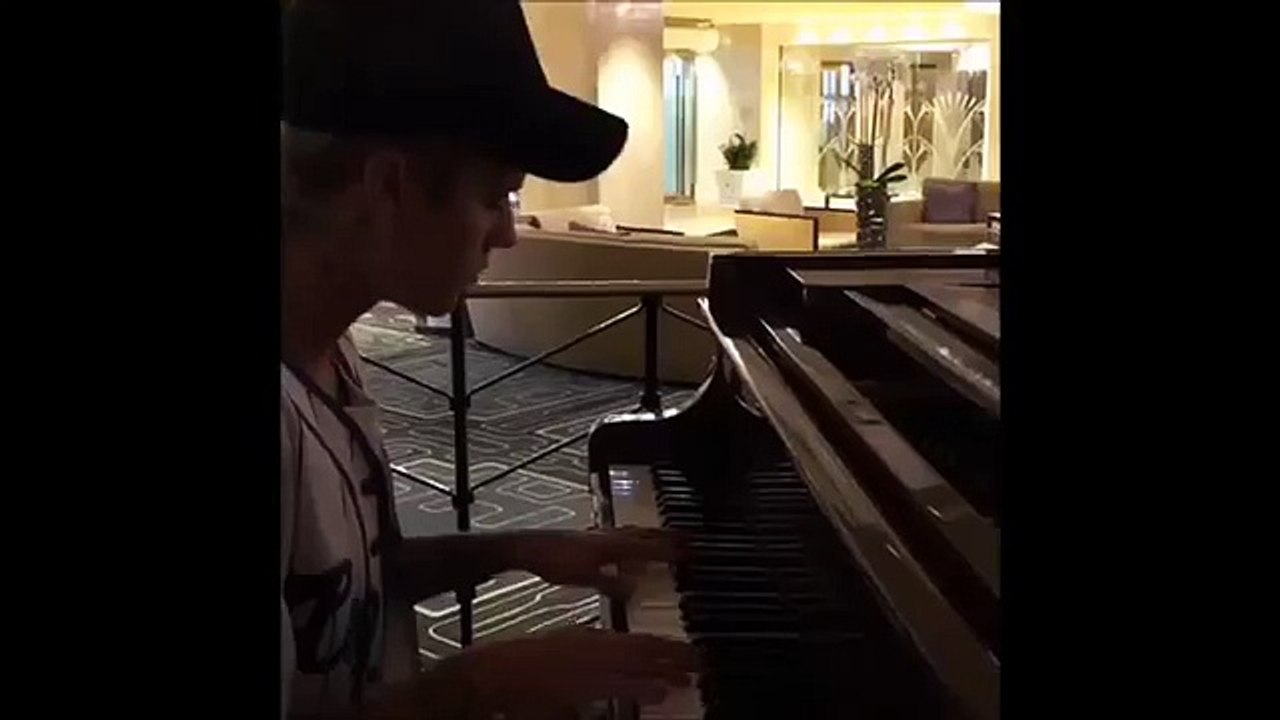 Justin Bieber playing "Hotline Bling" by Drake & "Work" by Rihanna on the piano! (World Music 720p)