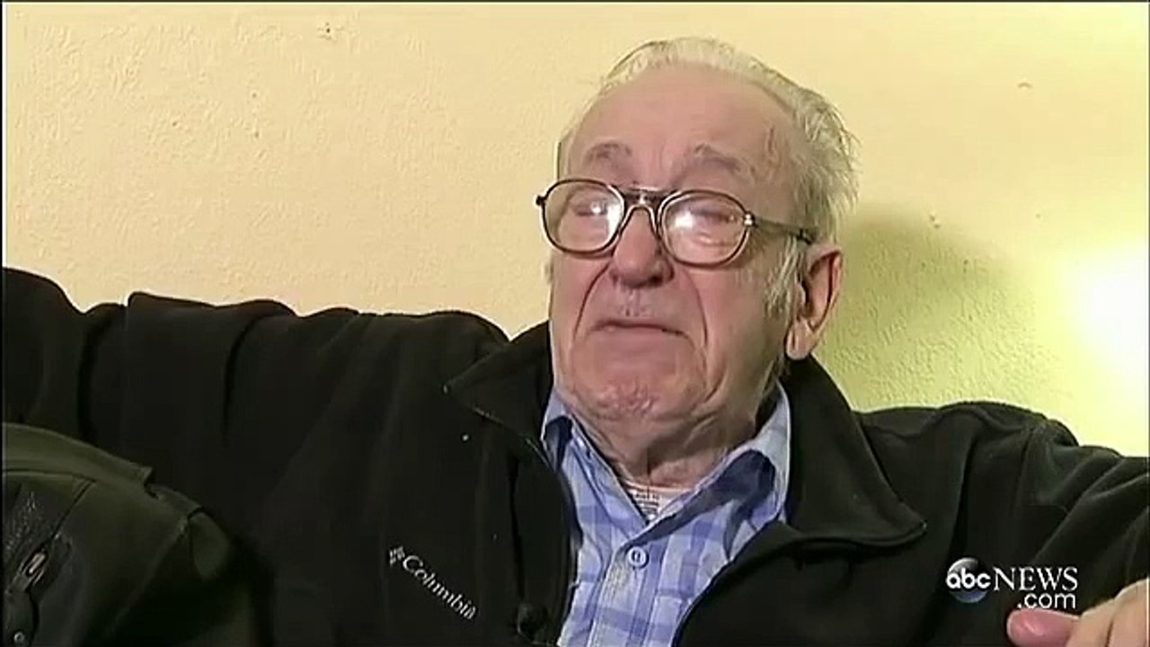 Lorsque sa femme meurt, il fait du rangement dans ses armoires. Il trouve une lettre qui change sa vie