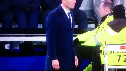 Zizou Zidane se le rompe la orqueta del pantalon Madrid vs Wolfs