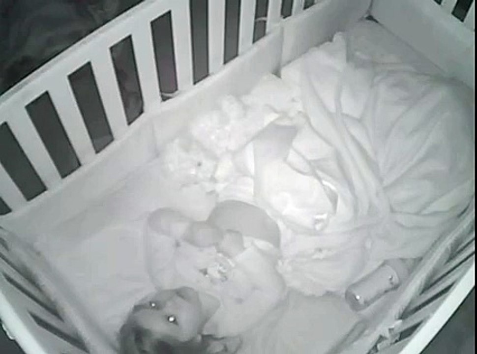 Elle place sa fille de 2 ans au lit puis voit ça sur le moniteur, elle s'empresse d'appuyer sur record