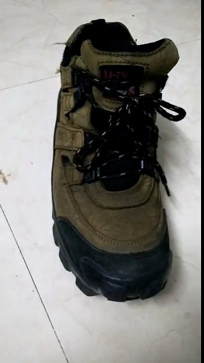Woodland shoe polishing trick