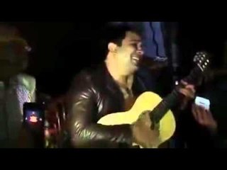 فنان مصري يغني الأغنية السودانية حرامي القلوب تلب