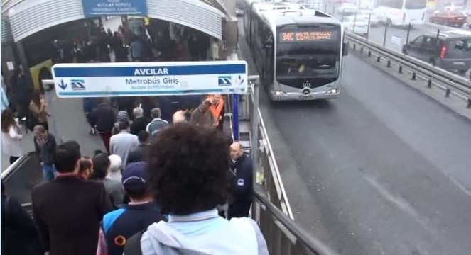 Avcılar metrobüs durağında patlama ihbarı... Olay yerinden ilk görüntüler