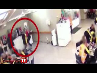 Arkadaşının başından aşağıya kaynar su döktü