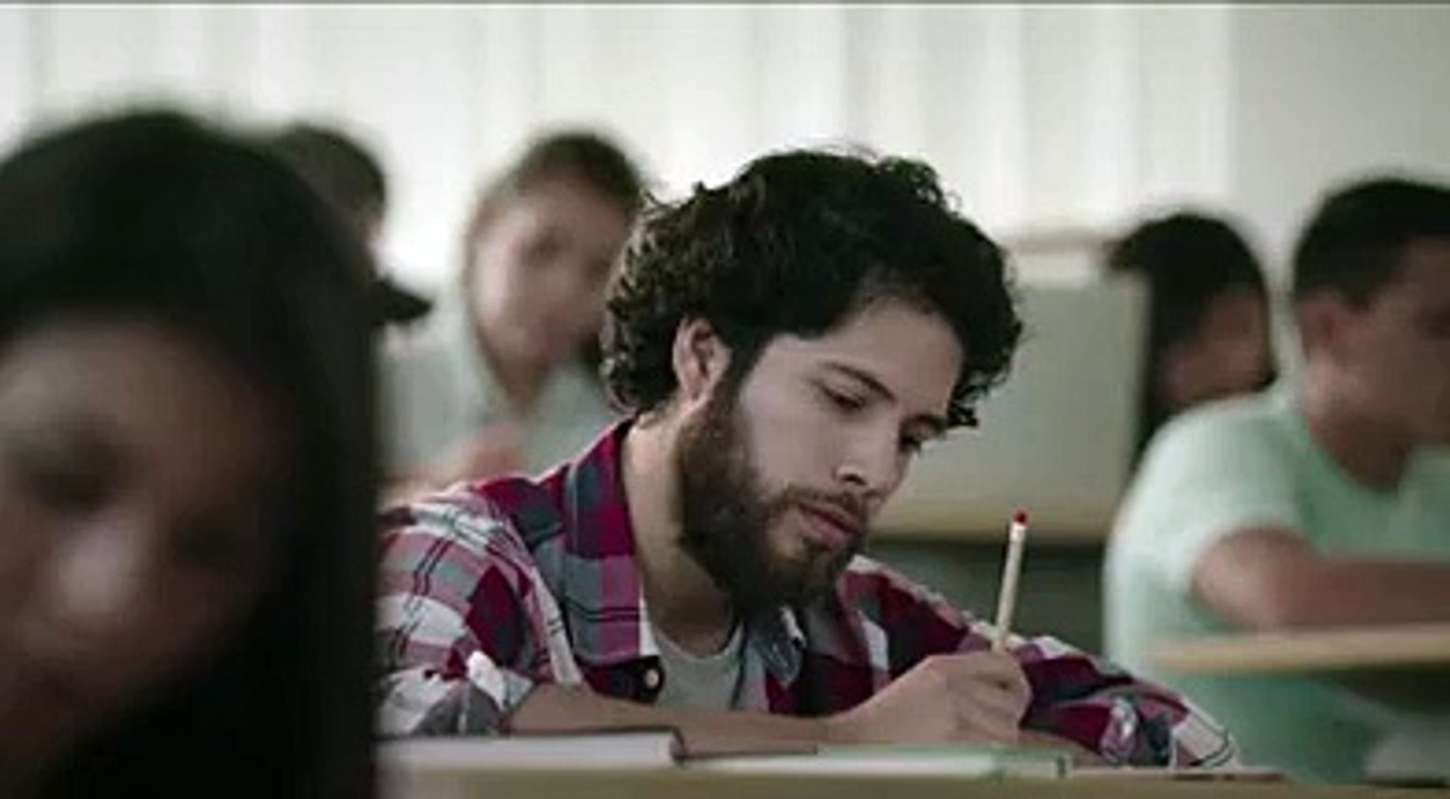 VIDÉO - Un cheval fonce sur des spectateurs à l'hippodrome d