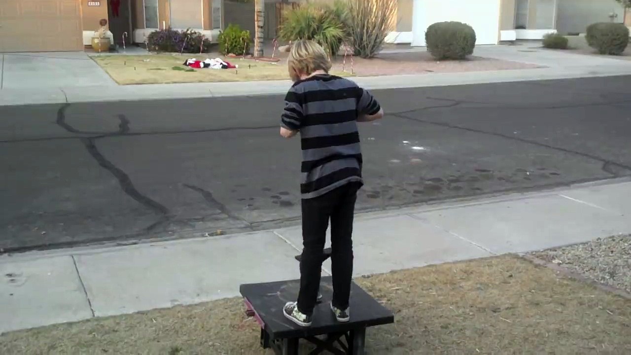 Gamin têtu qui veut réussir son saut en Pogo stick... Bah non! Grosse gamelle