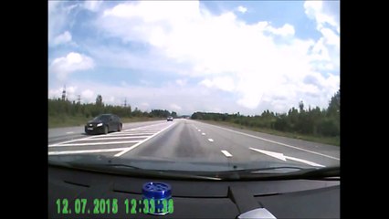 Ce conducteur double n'importe comment et c'est le drame