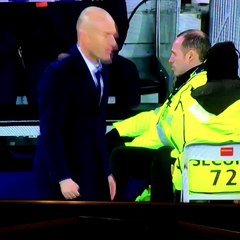 Zidane déchire son pantalon en plein match