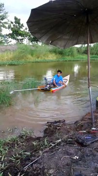 Un tout petit bateau avec un moteur surpuissant. Dingue...