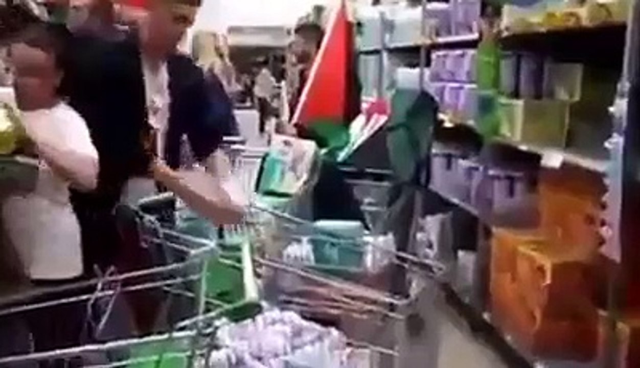 Mengharukan IRLANDIA boikot produk israel di tempat pemberlanjaan terbesar di kotanya..