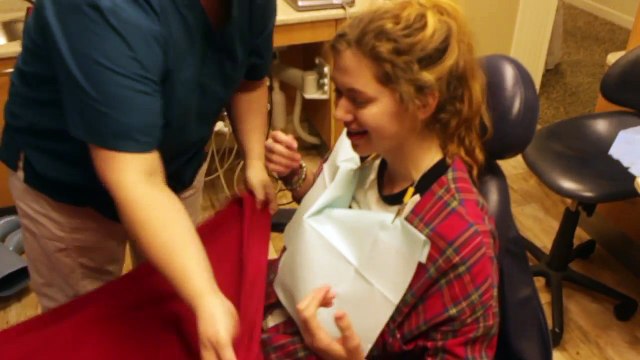 Deux frères font croire à leur soeur qu'il y a une attaque de zombies