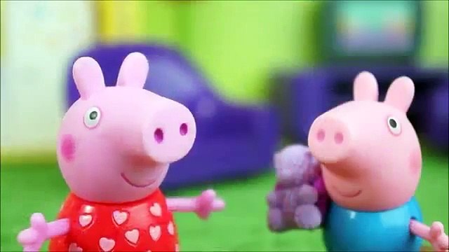 PIG GEORGE DA FAMÍLIA PEPPA PIG DEIXA O URSINHO DA PEPPA CAIR DENTRO DO VASO SANITÁRIO! EM PORTUGUES