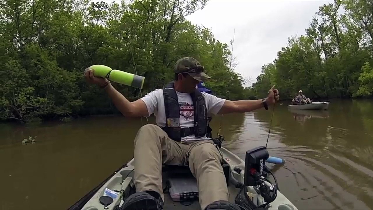 Il remonte sa ligne de pêche et là... surprise !