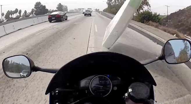 Un motard voit la mort de très près sur l'autoroute !